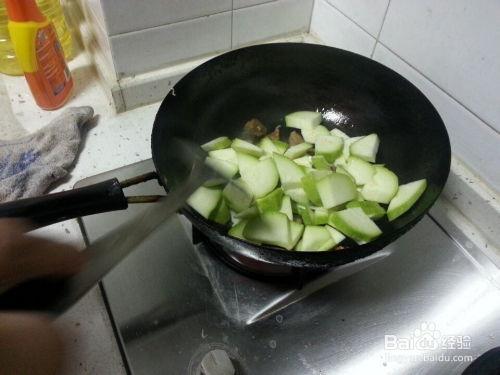 小瓜炒着吃怎么切好看视频,这样做切法惊艳视觉！