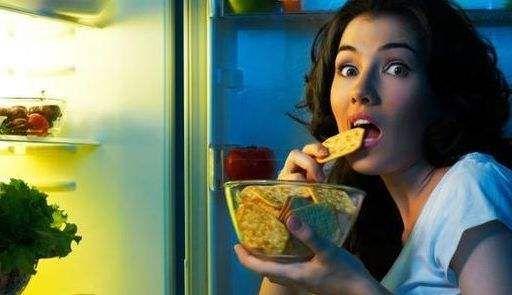 肚子里装东西吃瓜视频